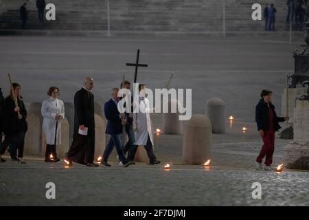 Roma, Italia. 02 aprile 2021. Papa Francesco celebra l'evento della Via Crucis in Piazza San Pietro. La piazza è deserta per il secondo anno, a causa della pandemia del coronavirus a Roma, Italia, il 2 aprile 2021. (Foto di Gennaro Leonardi/Pacific Press/Sipa USA) Credit: Sipa USA/Alamy Live News Foto Stock