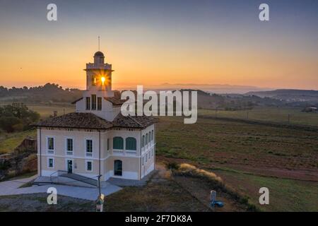 Torre Lluvià de Manresa, circondata da vigneti DEL DO Pla de Bages, in una vista aerea di un'alba estiva (provincia di Barcellona, Catalogna, Spagna) Foto Stock