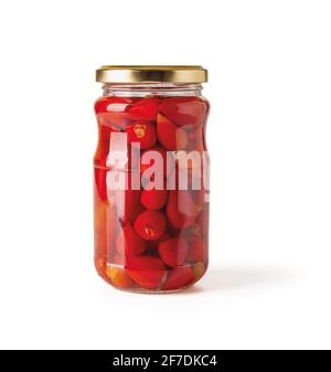 Peperoni rossi in un vaso di vetro isolato su sfondo bianco. Vasetto completo di piccoli peperoni caldi in cialde marinate. Verdure biologiche fermentate. Foto Stock