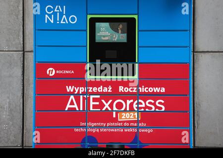 Un armadietto di logistica di pacchi Ali Express è visto a Varsavia, Polonia il 6 aprile 2021. Quest'anno AliExpress ha dichiarato che si impegnerà a migliorare l'exper Foto Stock