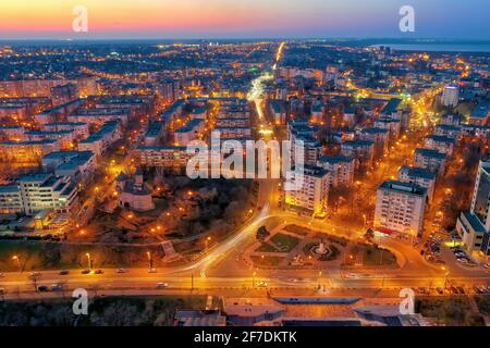 Veduta aerea della città di Galati, Romania. Fiume Danubio vicino alla città con luce calda al tramonto Foto Stock