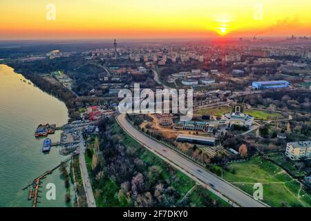 Veduta aerea della città di Galati, Romania. Fiume Danubio vicino alla città con luce calda al tramonto Foto Stock