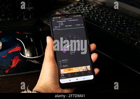 NOVOPOLOTSK, BIELORUSSIA - 06 FEBBRAIO 2021: Test della velocità Internet dell'app sul display del telefono Foto Stock