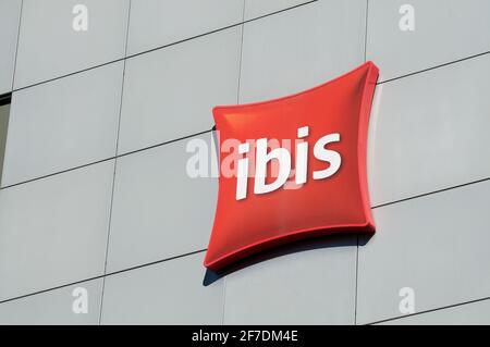 Lugano, Ticino, Svizzera - 16 Marzo 2021 : il cartello Ibis Hotels appeso all'edificio dell'hotel a Paradiso, Svizzera. È un marchio di hotel economici Foto Stock