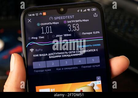 NOVOPOLOTSK, BIELORUSSIA - 06 FEBBRAIO 2021: Test della velocità Internet dell'app sul display del telefono Foto Stock
