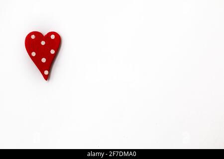 Un piccolo cuore di polka in miniatura su sfondo bianco, isolato, concetto a tema di San Valentino 2021. Foto Stock