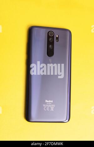 BIELORUSSIA, NOVOPOLOTSK - 25 FEBBRAIO 2021: Xiaomi redmi 8 pro phone su sfondo giallo Foto Stock