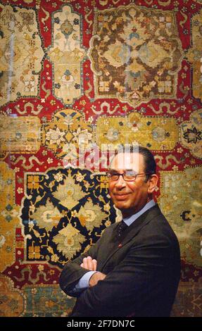 DR KHALILI CON UN FILO DI SETA E ARGENTO DEI PRIMI DEL 17 ° SECOLO, TAPPETO IRANIANO, PARTE DELL' 'ARTE DELLE TERRE ISLAMICHE' EXIBITION A SOMERSET CASA. 13/4/04 PILSTON Foto Stock
