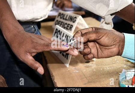 Guwahati, India. 6 Apr 2021. Un addetto ai sondaggi applica inchiostro indelebile al dito di un elettore in una stazione di polling a Guwahati, Assam, India, il 6 aprile 2021. Il voto per le elezioni locali è in corso in India Tamil Nadu, Kerala, Puducherry, Assam e Bengala Occidentale, funzionari ha detto Martedì. Credit: Sr/Xinhua/Alamy Live News Foto Stock