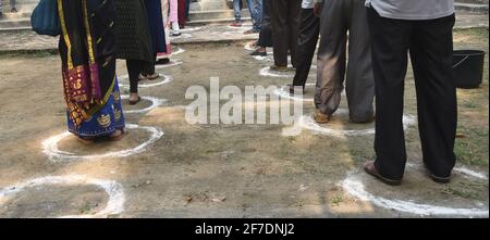 Guwahati, India. 6 Apr 2021. La gente si allinea per lanciare i propri voti in una stazione di polling a Guwahati, Assam, India, il 6 aprile 2021. Il voto per le elezioni locali è in corso in India Tamil Nadu, Kerala, Puducherry, Assam e Bengala Occidentale, funzionari ha detto Martedì. Credit: Sr/Xinhua/Alamy Live News Foto Stock