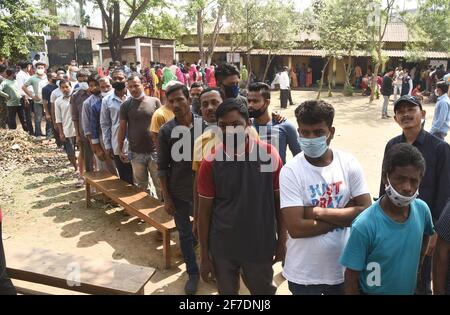 Guwahati, India. 6 Apr 2021. La gente si allinea per lanciare i propri voti in una stazione di polling a Guwahati, Assam, India, il 6 aprile 2021. Il voto per le elezioni locali è in corso in India Tamil Nadu, Kerala, Puducherry, Assam e Bengala Occidentale, funzionari ha detto Martedì. Credit: Sr/Xinhua/Alamy Live News Foto Stock