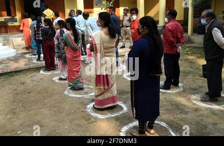 Guwahati, India. 6 Apr 2021. La gente si allinea per lanciare i propri voti in una stazione di polling a Guwahati, Assam, India, il 6 aprile 2021. Il voto per le elezioni locali è in corso in India Tamil Nadu, Kerala, Puducherry, Assam e Bengala Occidentale, funzionari ha detto Martedì. Credit: Sr/Xinhua/Alamy Live News Foto Stock