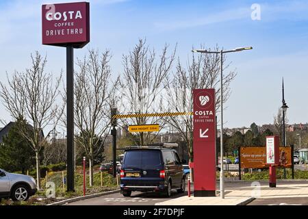 Barry, Galles - Marzo 2021: Veicolo che conduce all'ingresso di un punto di prelevamento drive-through presso una filiale di Costa. Foto Stock