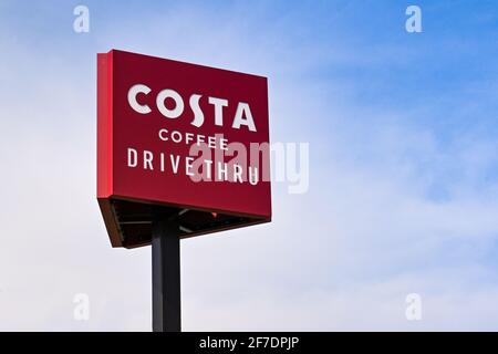 Barry, Galles - Marzo 2021: Cartello alto fuori da un ramo drive-through della catena di caffè Costa Foto Stock