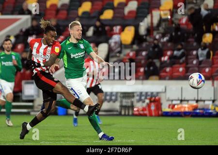 Londra, Regno Unito. 06 Aprile 2021. Ivan Toney di Brentford (L) prende un colpo al gol. EFL Skybet Championship, Brentford contro Birmingham City al Brentford Community Stadium di Brentford a Londra martedì 6 aprile 2021. Questa immagine può essere utilizzata solo per scopi editoriali. Solo per uso editoriale, è richiesta una licenza per uso commerciale. Nessun utilizzo nelle scommesse, nei giochi o nelle pubblicazioni di un singolo club/campionato/giocatore. pic by Steffan Bowen/Andrew Orchard sports photography/Alamy Live news Credit: Andrew Orchard sports photography/Alamy Live News Foto Stock