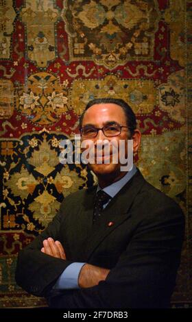 DR KHALILI CON UN FILO DI SETA E ARGENTO DEI PRIMI DEL 17 ° SECOLO, TAPPETO IRANIANO, PARTE DELL' 'ARTE DELLE TERRE ISLAMICHE' EXIBITION A SOMERSET CASA. 13/4/04 PILSTON Foto Stock