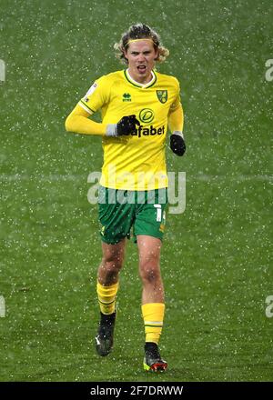 Todd Cantwell di Norwich City nella neve durante la partita del campionato Sky Bet a Carrow Road, Norwich. Data immagine: Martedì 6 aprile 2021. Foto Stock