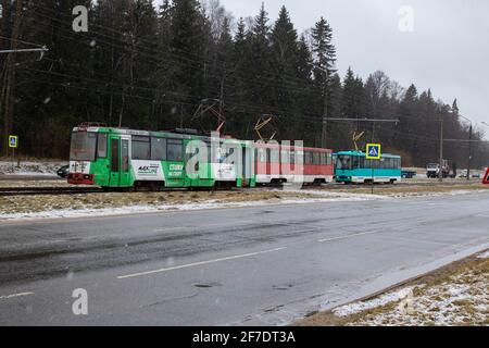 BIELORUSSIA, NOVOPOLOTSK - 17 MARZO 2021: Fila di tram su rotaie da vicino Foto Stock