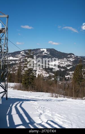 Seggiovia. Cime innevate in una giornata invernale di sole. Carpazi. Ucraina. La periferia del villaggio di Slavsko Foto Stock