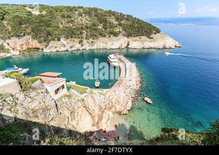 Vista dal centro storico di Vrbnik al porto e spiaggia sulla costa dalmata del mare adriatico, isola di Krk, Croazia Europa Foto Stock