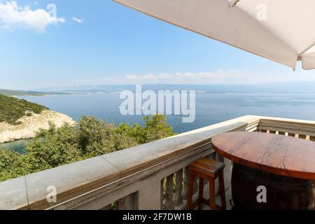 Vista dall'isola di Krk con costa rocciosa e pini alla costa dalmata vicino a Rijeka sul mare Adriatico, Croazia Europa Foto Stock