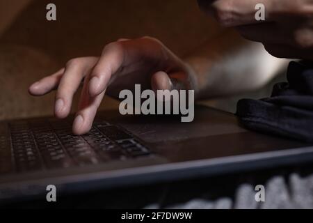 il dito maschile preme la tastiera in primo piano. toccare il dito Foto Stock