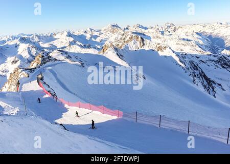 Vista dal ghiacciaio Pitztal nel paesaggio di alta montagna alpina con stazione di funivia e pista da sci in inverno con un sacco di neve e ghiaccio, Austrian A. Foto Stock