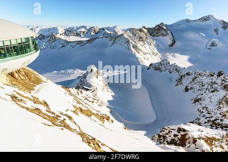 Vista dal ghiacciaio Pitztal nel paesaggio di alta montagna alpina con stazione di funivia e pista da sci in inverno con un sacco di neve e ghiaccio, Austrian A. Foto Stock