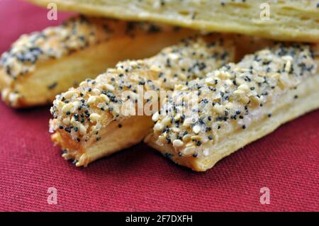 Biscotti di zucchero con sesamo e semi di papavero. Primo piano con dof estremamente poco profondo. Foto Stock