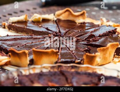 Deliziose torte fatte in casa. Torte con cioccolato e bacche. Le mani si raggiungono per lo yummy. Foto Stock