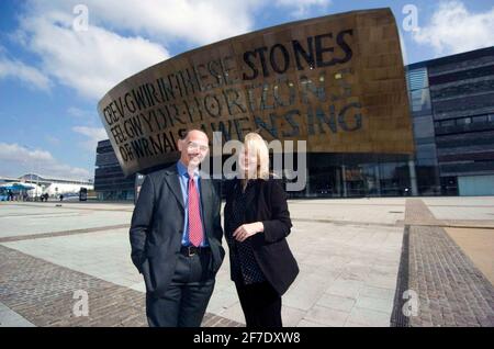 Immagine del deputato Cheryl Gillan, ex Segretario di Stato ombra per il Galles con Nick Bourne, leader dei conservatori gallesi con al di fuori del Wales Millennium Centre nella baia di Cardiff nel marzo 2007. Foto Stock