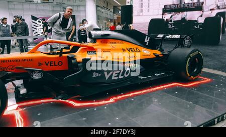 Minsk, Bielorussia - 27 settembre 2020: Mostra dimostrativa McLaren auto da corsa in mostra a Formula1. Closeup super. Uso editoriale. Foto Stock