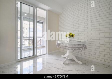 Elegante tavolo da pranzo rotondo bianco in interni moderni della cucina Foto Stock