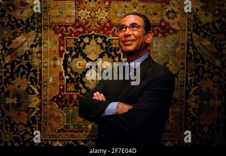 DR KHALILI CON UN FILO DI SETA E ARGENTO DEI PRIMI DEL 17 ° SECOLO, TAPPETO IRANIANO, PARTE DELL' 'ARTE DELLE TERRE ISLAMICHE' EXIBITION A SOMERSET CASA. 13/4/04 PILSTON Foto Stock