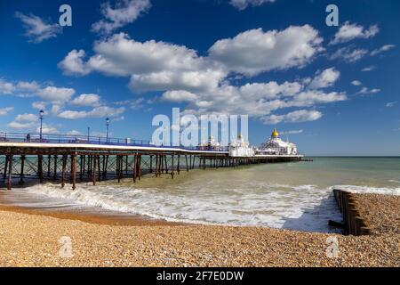 Vista diurna del molo di Eastbourne dalla riva. Eastbourne, East Sussex, Inghilterra, Regno Unito. Foto Stock