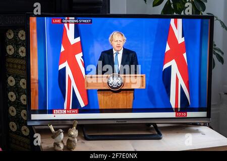 Boris Johnson affiancato da Union Jacks nella nuova sala stampa di Downing Street che fornisce un briefing di Covid. Notizie della BBC. Foto Stock