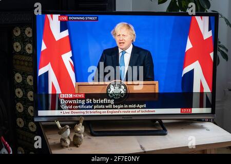 Boris Johnson affiancato da Union Jacks nella nuova sala stampa di Downing Street che fornisce un briefing di Covid. Notizie della BBC. Foto Stock
