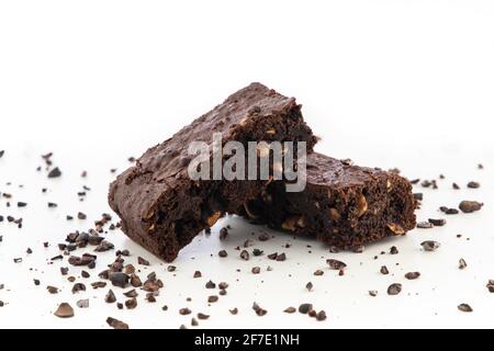 Pezzi brownie su sfondo bianco. Deliziosa torta al cioccolato. Foto Stock