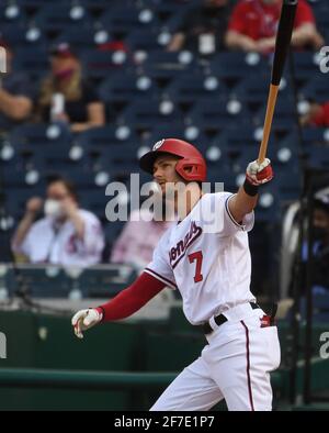 Washington, Stati Uniti. 06 Aprile 2021. Washington Nationals Trea Turner (7) guarda una corsa a due run casa fuori Atlanta Braves lanciando il lanciatore Drew Smyly nel terzo assottigliamento del apripista domestico al Nationals Stadium a Washington, DC lunedì 5 aprile 2021. Sono stati ammessi solo 5000 tifosi. I primi quattro giochi della stagione Nationals sono stati rinviati a causa dei protocolli Covid-19 dopo diversi membri della squadra sono stati infettati. Photo by Pat Benic/UPI Credit: UPI/Alamy Live News Foto Stock