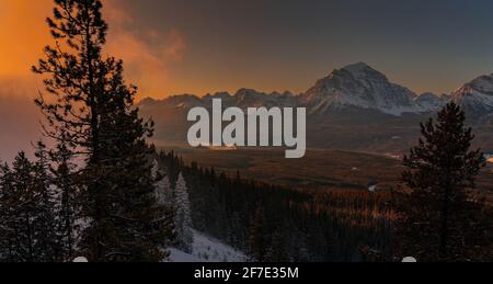 Maestoso Monte Tempio che sorge sopra la valle vicino al Lago Louise nelle prime fredde ore del mattino del tardo autunno. L'alba colorata nel rockie canadese Foto Stock