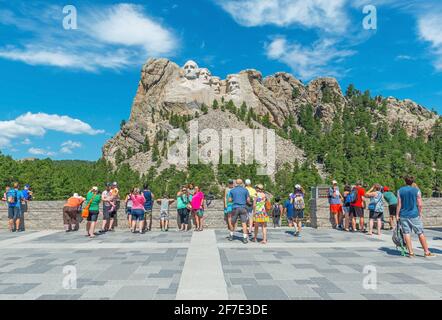 I turisti godono della vista sul monumento nazionale del Monte Rushmore in estate, South Dakota, Stati Uniti d'America (USA). Foto Stock