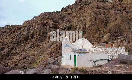 Sidi Chamharouch (re di Jinns) è un santuario pre-islamico marabou situato a 2350 m di altitudine 5 km a nord della cima di Jebel Toubkal, Marocco Foto Stock