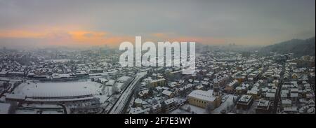 Mattina panorama aereo invernale di Siska, una parte suburbana di Lubiana, capitale della Slovenia, con un'alba visibile dopo una mattinata nebbiosa. Freddo zelo w Foto Stock