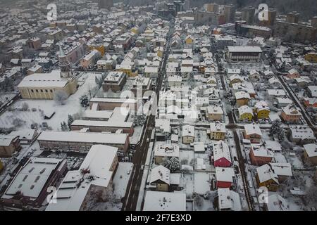 Mattina panorama aereo invernale di Siska, una parte suburbana di Lubiana, capitale della Slovenia, con la chiesa e altre case più grandi visibili. Freddo pigro Foto Stock