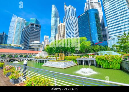 Singapore - 28 Aprile 2018: Singapore City scape presso gli edifici del CBD del Central Business District in Clifford Square dell'area del centro cittadino di Marina Bay, il Foto Stock