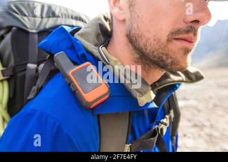 Vista dettagliata di zaino in spalla con GPS e giacca blu. Foto Stock