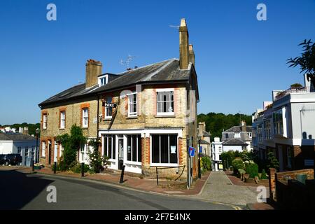 Case in mattoni di argilla gialla su Little Mount Sion Road in cima a Warwick Road, Royal Tunbridge Wells, Kent, Inghilterra Foto Stock