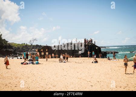 Spiaggia piena di gente in una bella giornata di sole Foto Stock