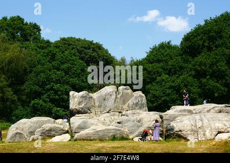 Le persone che si godono una giornata estiva a Wellington Rocks su Tunbridge Wells Common, Royal Tunbridge Wells, Kent, Inghilterra Foto Stock