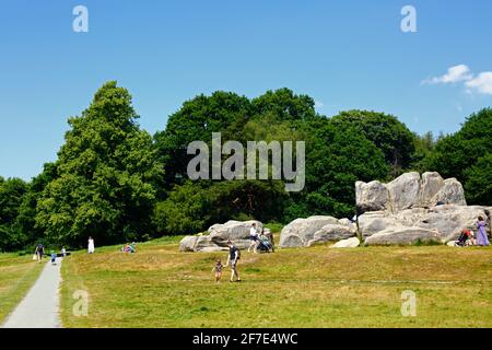 Le persone che si godono una giornata estiva a Wellington Rocks su Tunbridge Wells Common, Royal Tunbridge Wells, Kent, Inghilterra Foto Stock